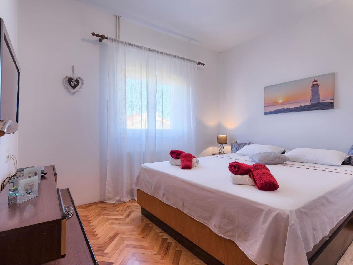 Laura By Interhome Galizana